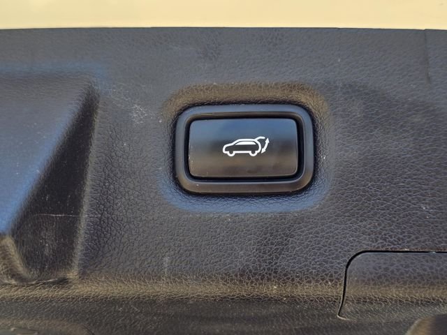 Used 2023 White Hyundai SEL image 9