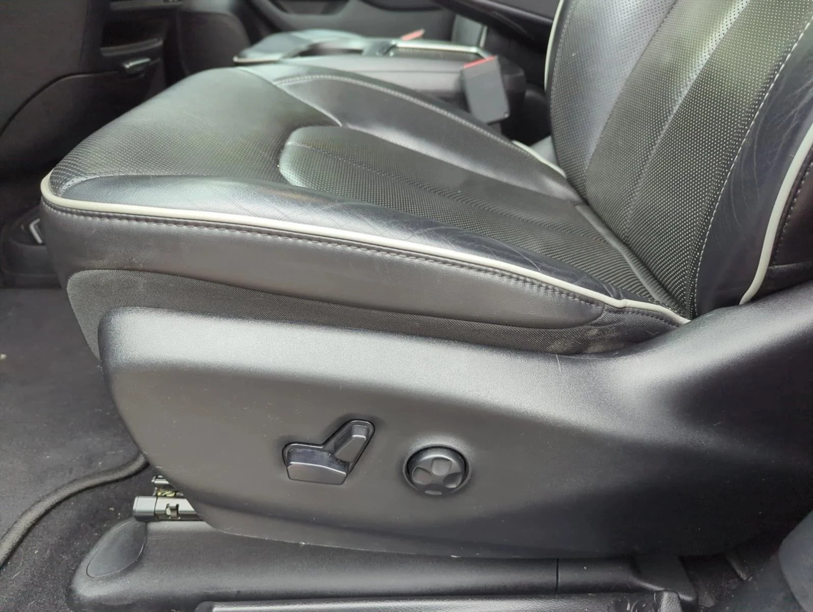 Used 2019 Dark Cordovan Pearlcoat Chrysler Limited image 13