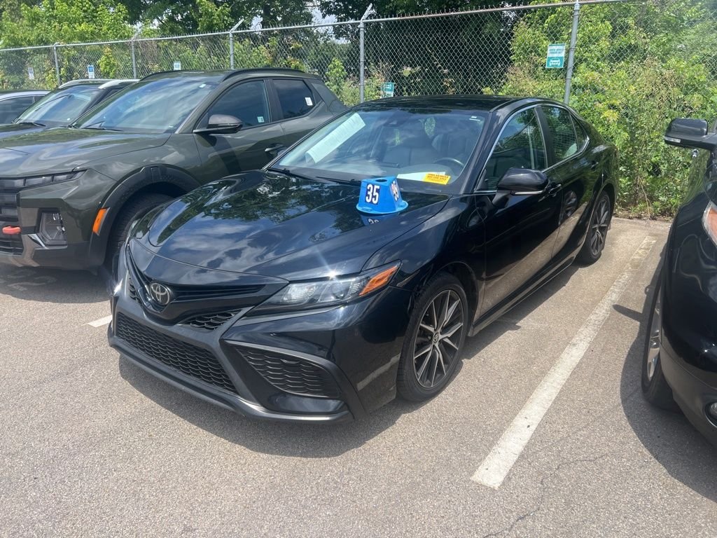 2022 Toyota Camry SE's photo