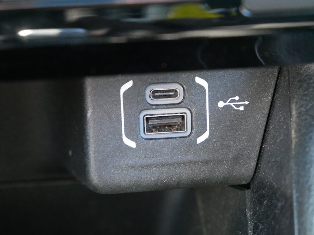 Certified Used 2025 Bright White Clearcoat Jeep Latitude image 28