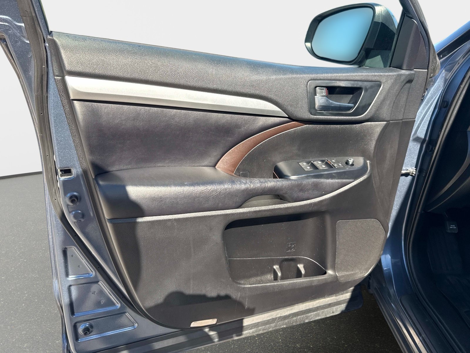 Used 2019 Shoreline Blue Pearl Toyota XLE image 16