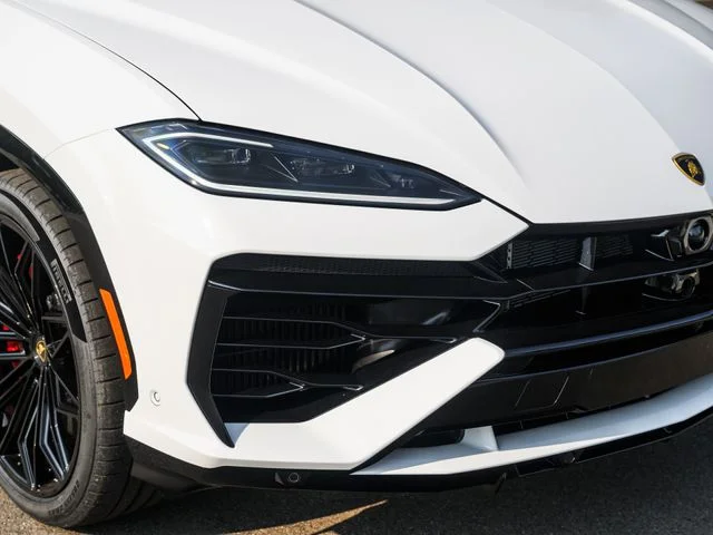 Used 2025  Lamborghini SE image 70