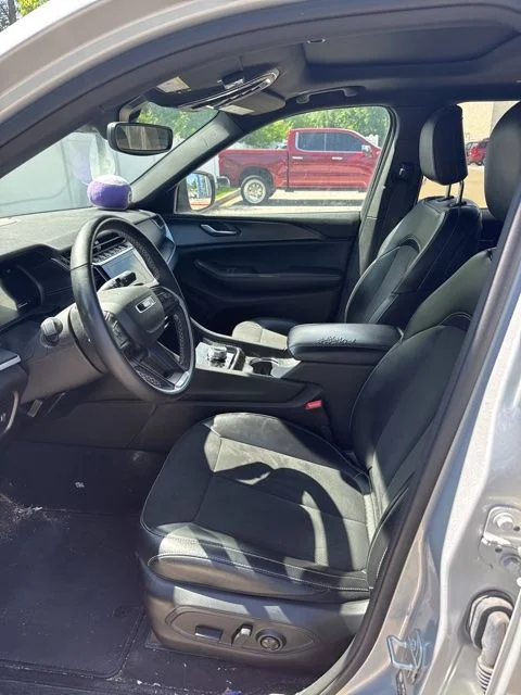 Used 2024 Silver Jeep Altitude image 5