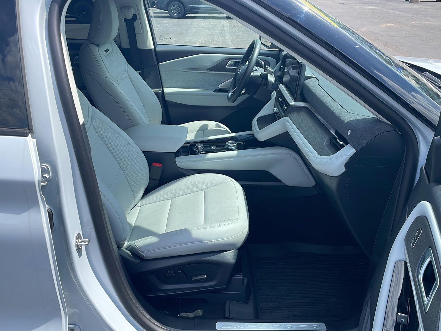 New 2026 Space White Metallic Ford Platinum™ image 25