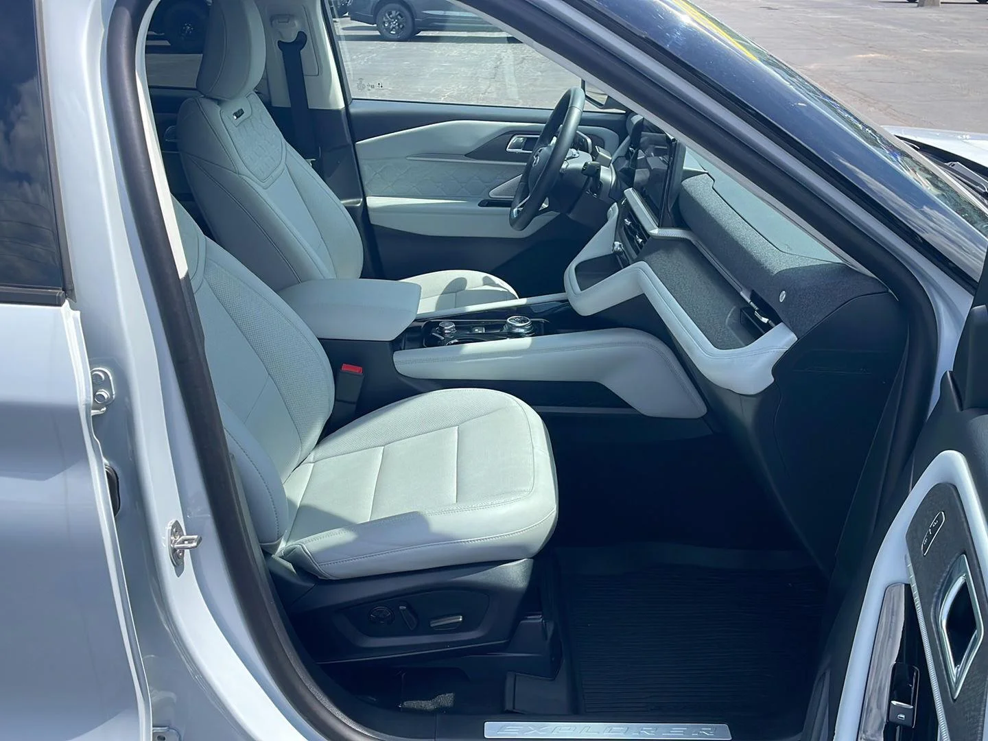 New 2026 Space White Metallic Ford Platinum image 25