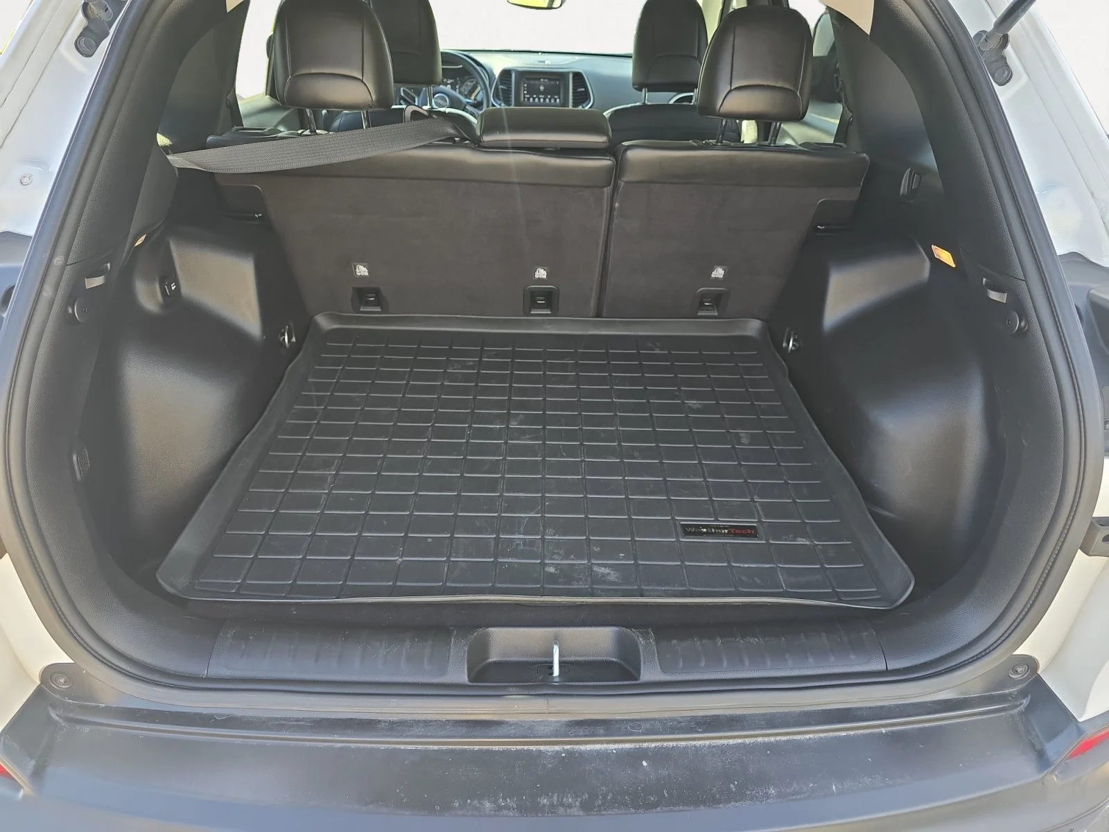 Used 2021 Bright White Clearcoat Jeep Latitude Lux image 12