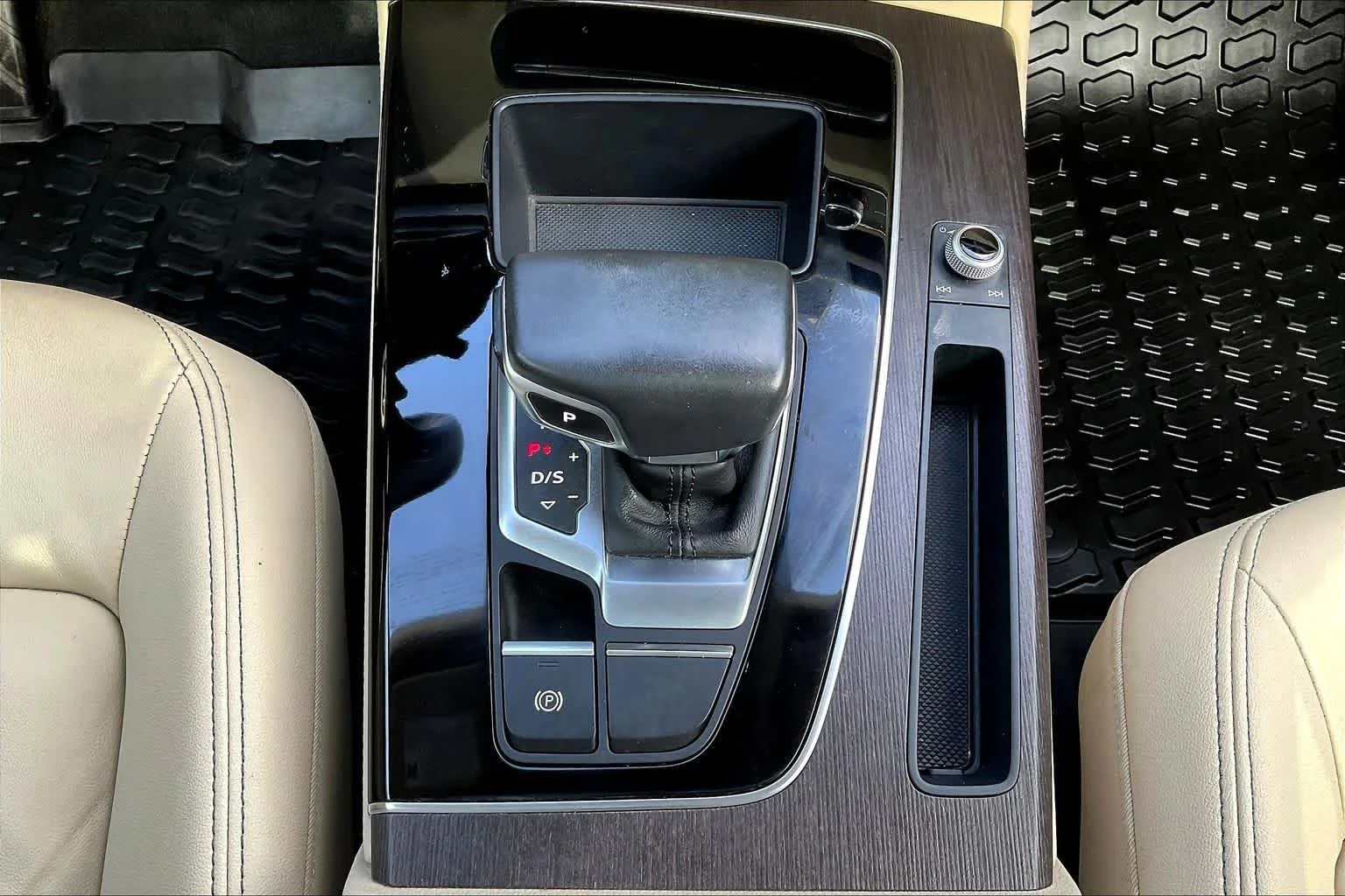 Used 2021 Navarra Blue Metallic Audi Premium Plus image 33