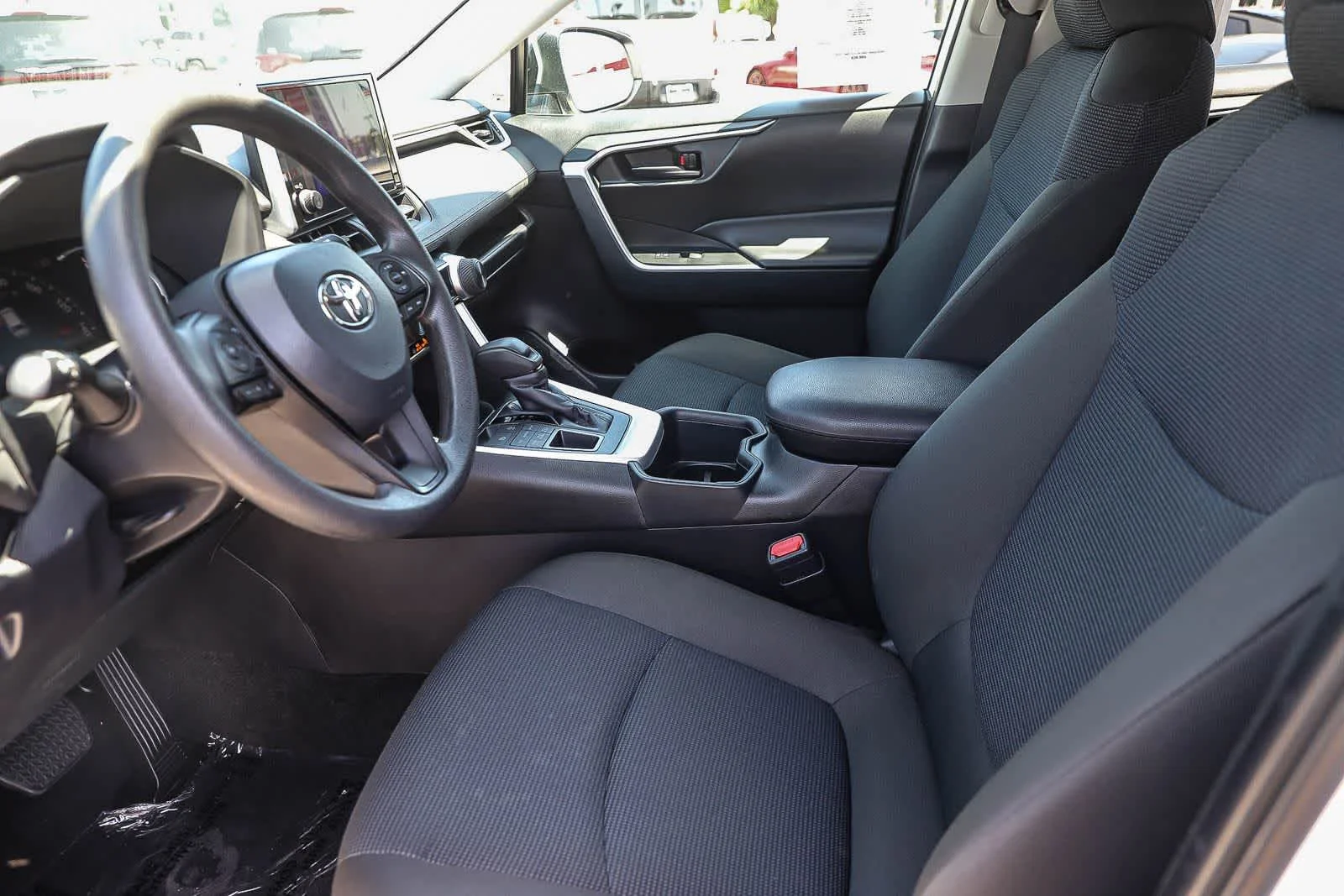 2024 Toyota RAV4 LE - Photo 18