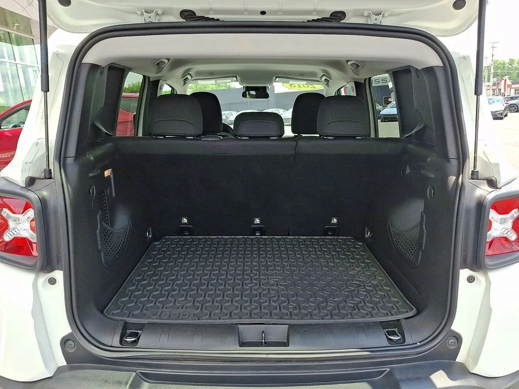 Used 2018 White Jeep Latitude image 28