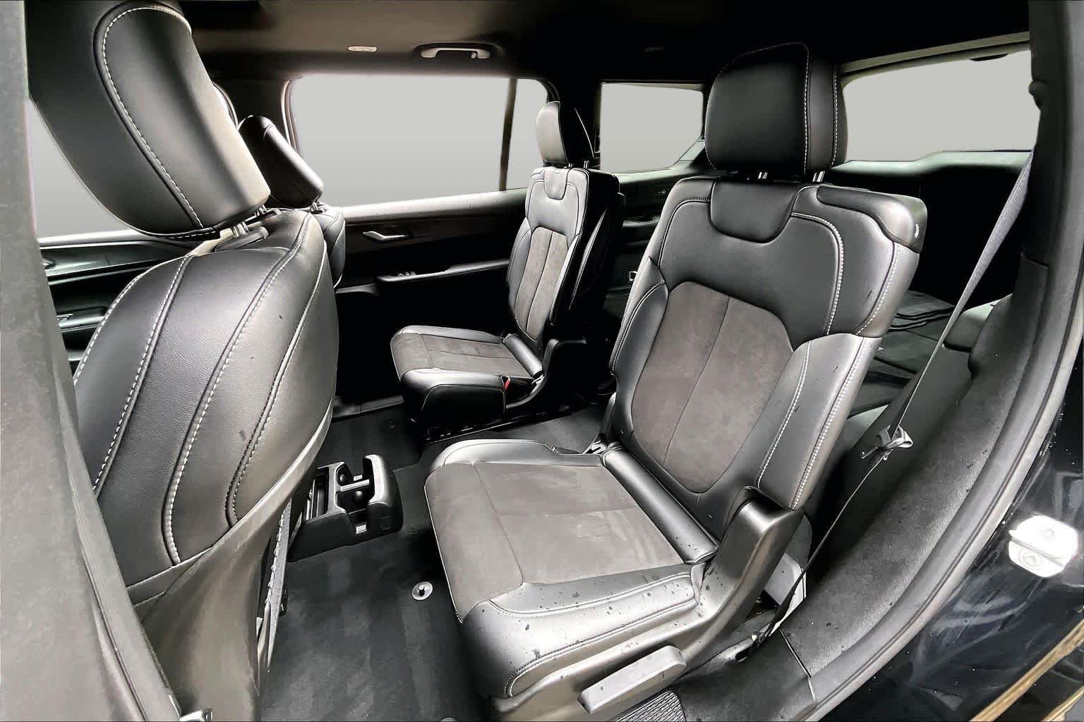 Used 2025 Diamond Black Crystal Pearlcoat Jeep Altitude X image 19