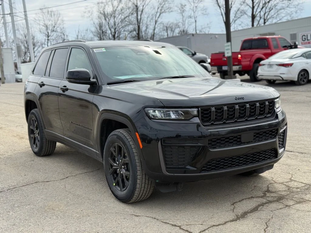 New 2026 Diamond Black Crystal Pearl-Coat Exterior Paint Jeep Laredo Altitude image 4