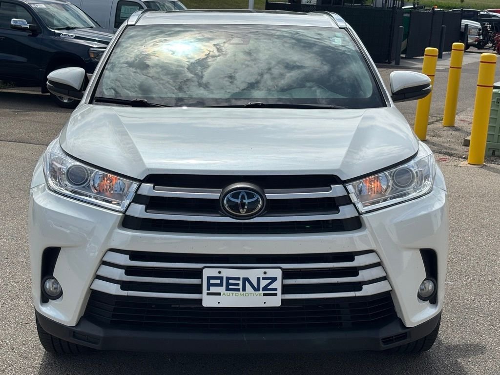 Used 2019 Toyota Highlander XLE with VIN 5TDJZRFH5KS588585 for sale in Rochester, Minnesota