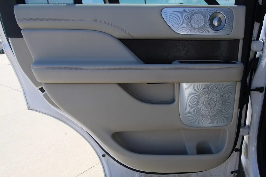 Used 2019 White Platinum Tri-Coat Metallic Lincoln Reserve image 43