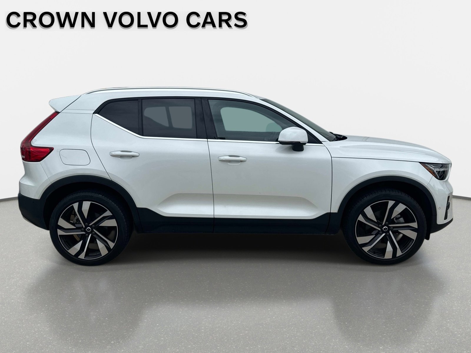 Used 2025 Crystal White Pearl Volvo Ultra Bright Theme image 4