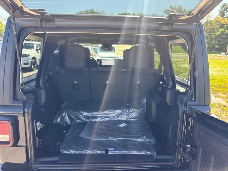 New 2026 Black Clear-Coat Exterior Paint Jeep 85th Anniversary Edition image 10