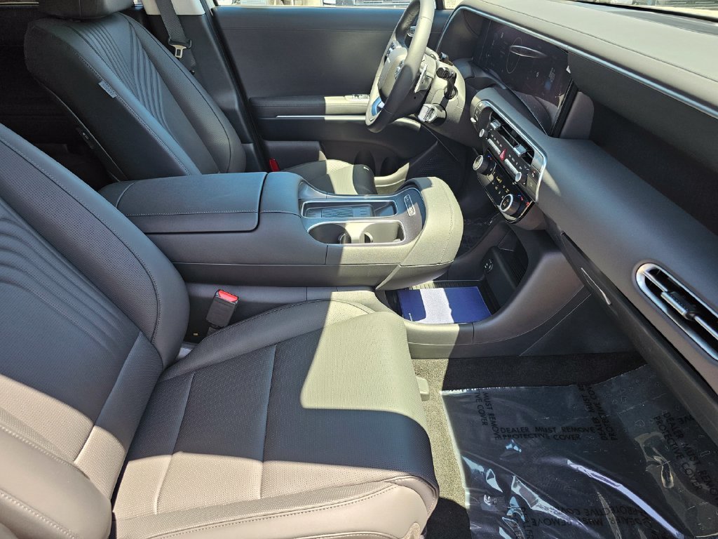 New 2026 Silver Hyundai SEL Premium image 13
