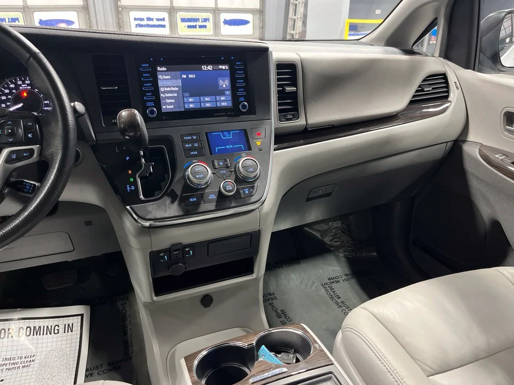 Used 2018 Blizzard Pearl Toyota XLE image 22