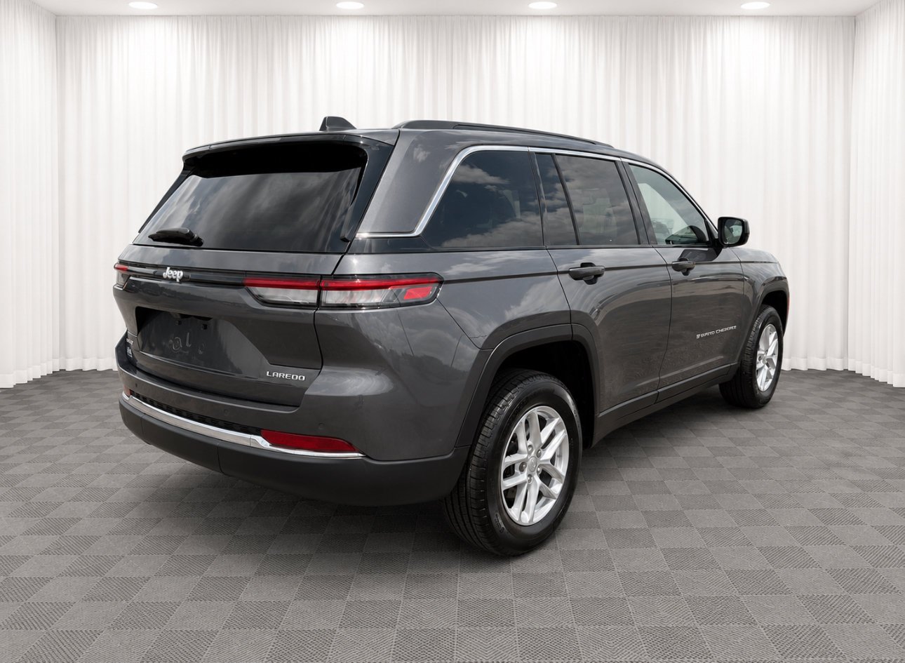Used 2024 Baltic Gray Metallic Clearcoat Jeep Laredo X image 3