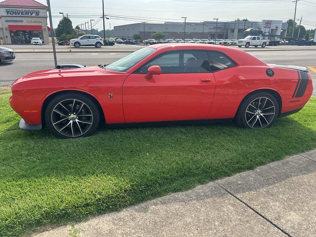 Used 2017 Go Mango Dodge 392 Hemi Scat Pack Shaker image 4