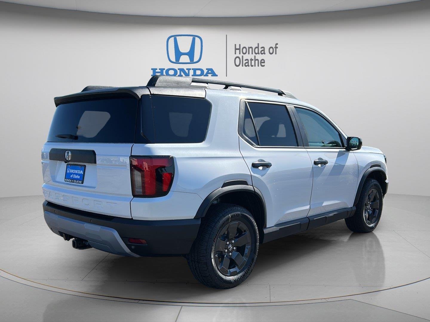 New 2026 Platinum White Pearl Honda RTL Towing image 3