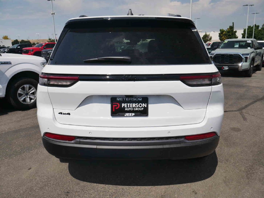 New 2026 Bright White Clear-Coat Exterior Paint Jeep Laredo image 17