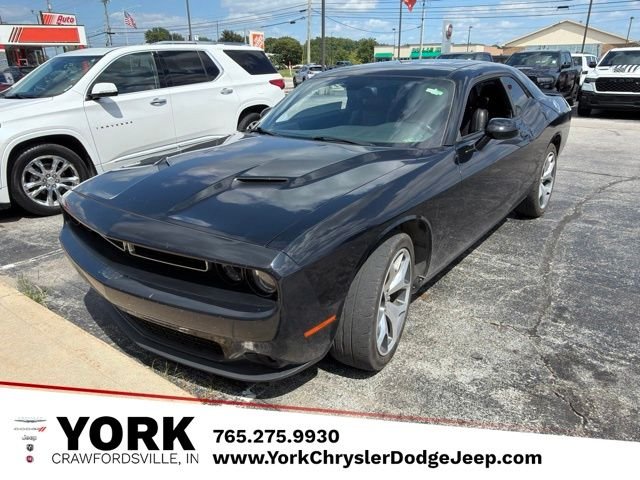 Used 2016 Black Dodge SXT image 1