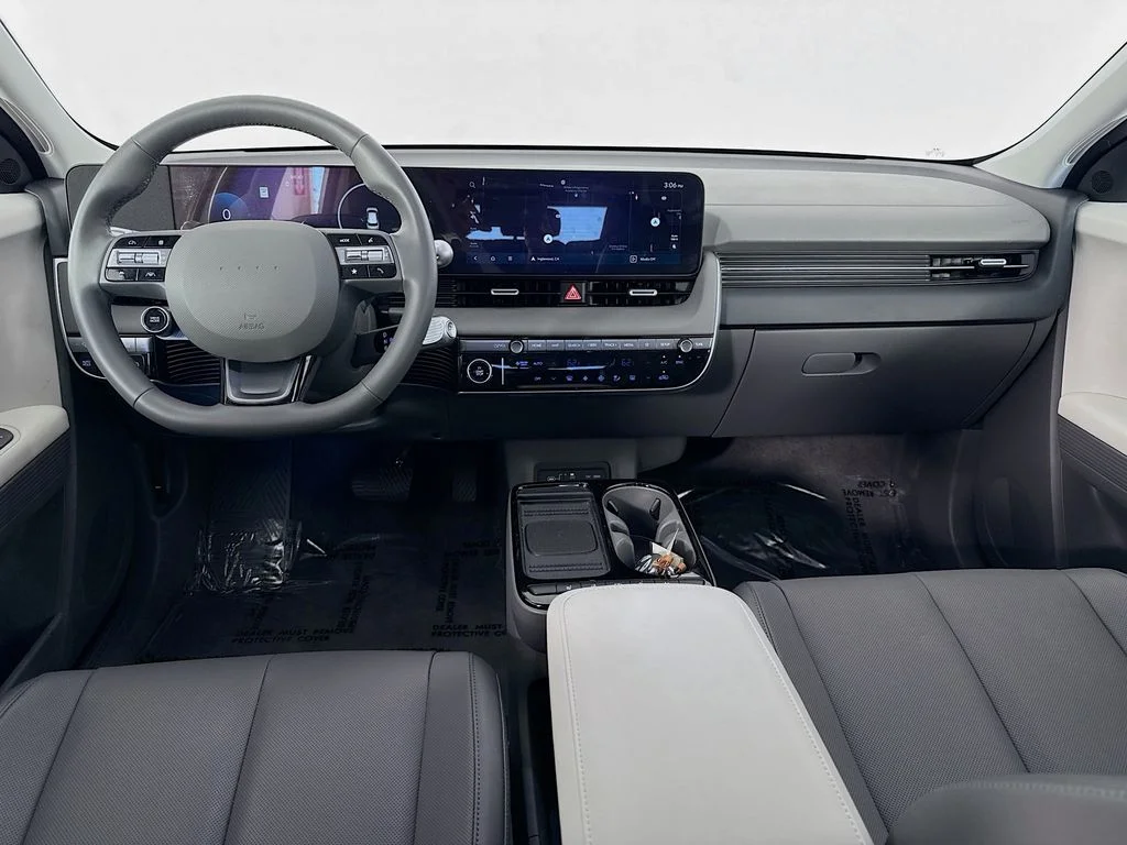 Used 2025 White Hyundai SEL image 23