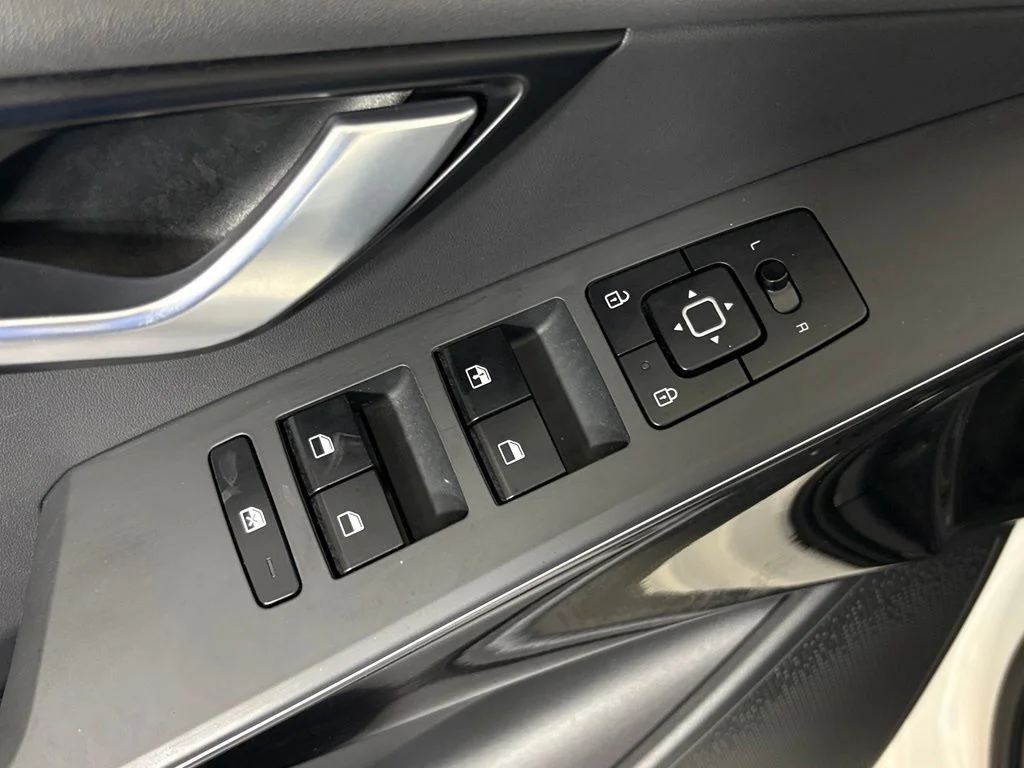 Used 2023 White Kia Wind image 15