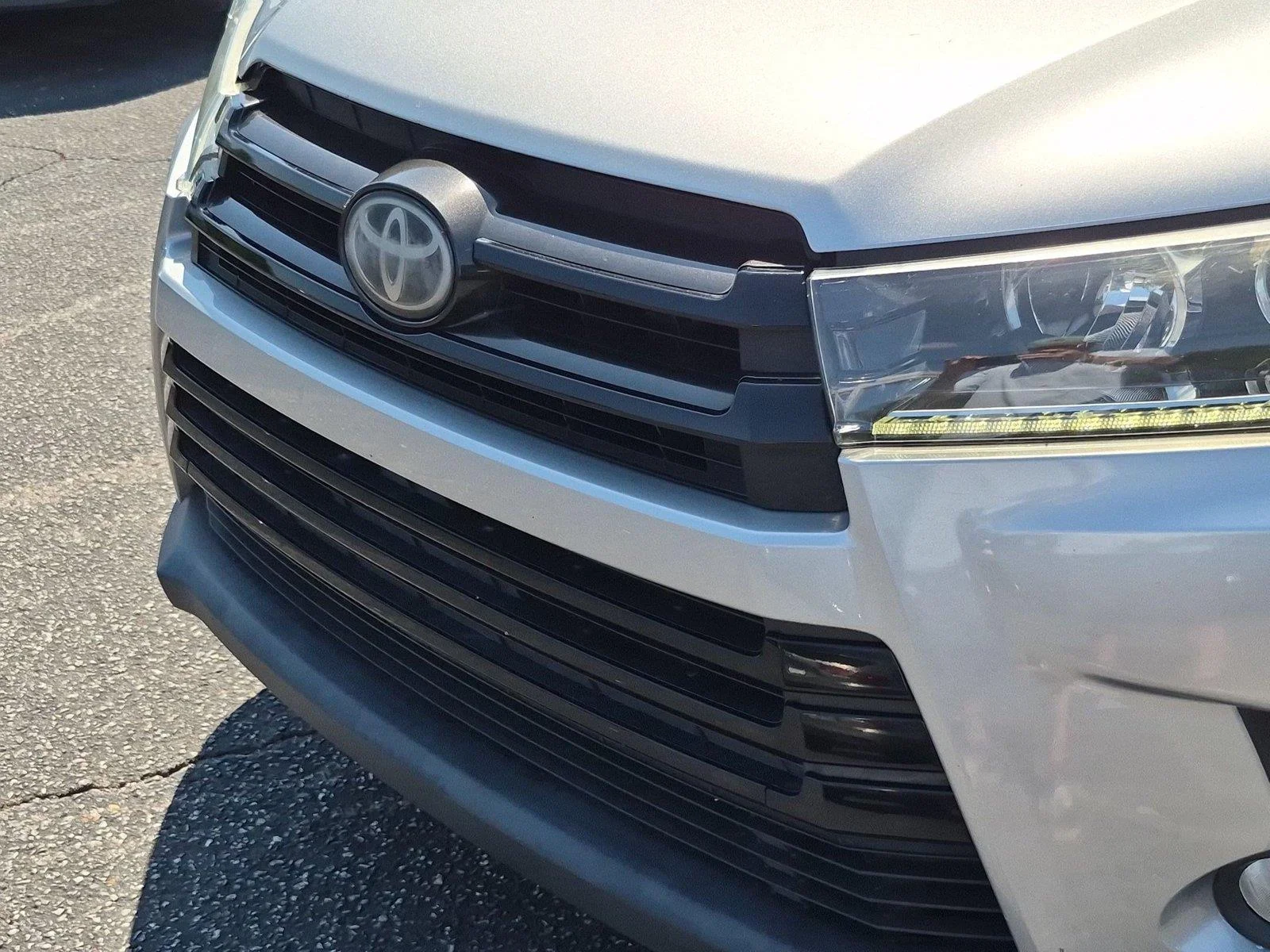 Used 2018 Celestial Silver Metallic Toyota SE image 14