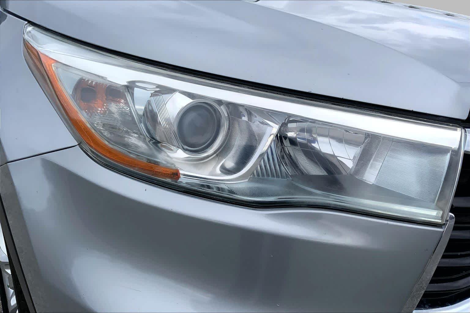 Used 2015 Silver Sky Metallic Toyota Limited image 27