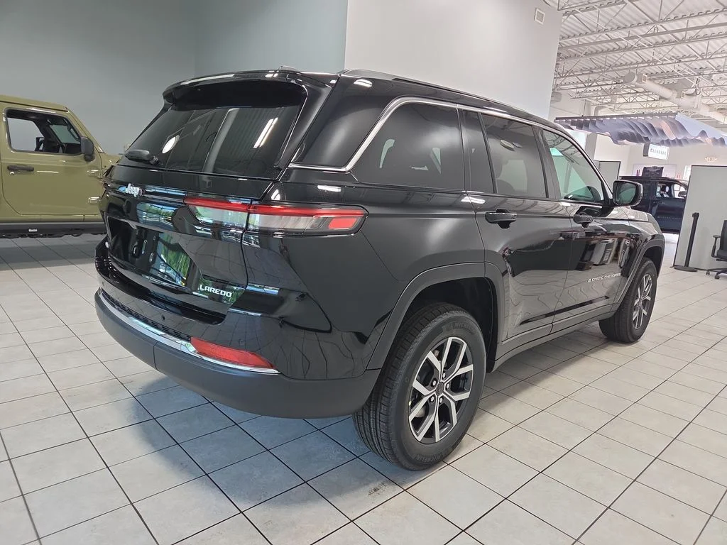 New 2027 High Gloss Black Jeep Laredo X image 7