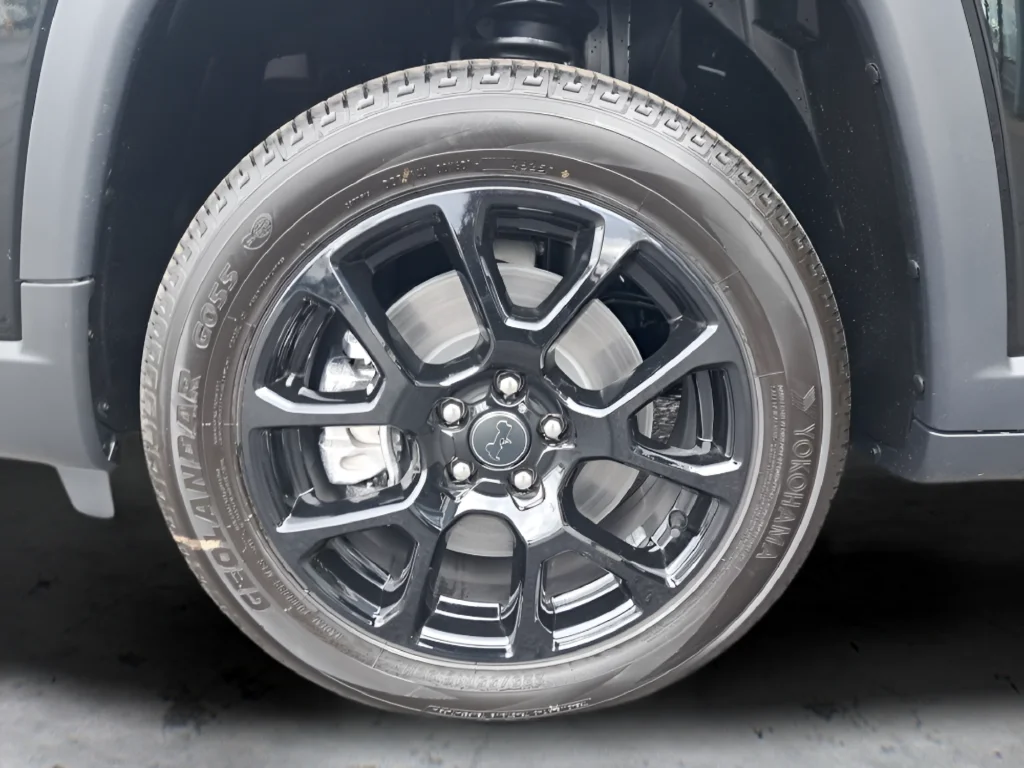 New 2026 Diamond Black Crystal Pearl-Coat Exterior Paint Jeep Latitude image 28