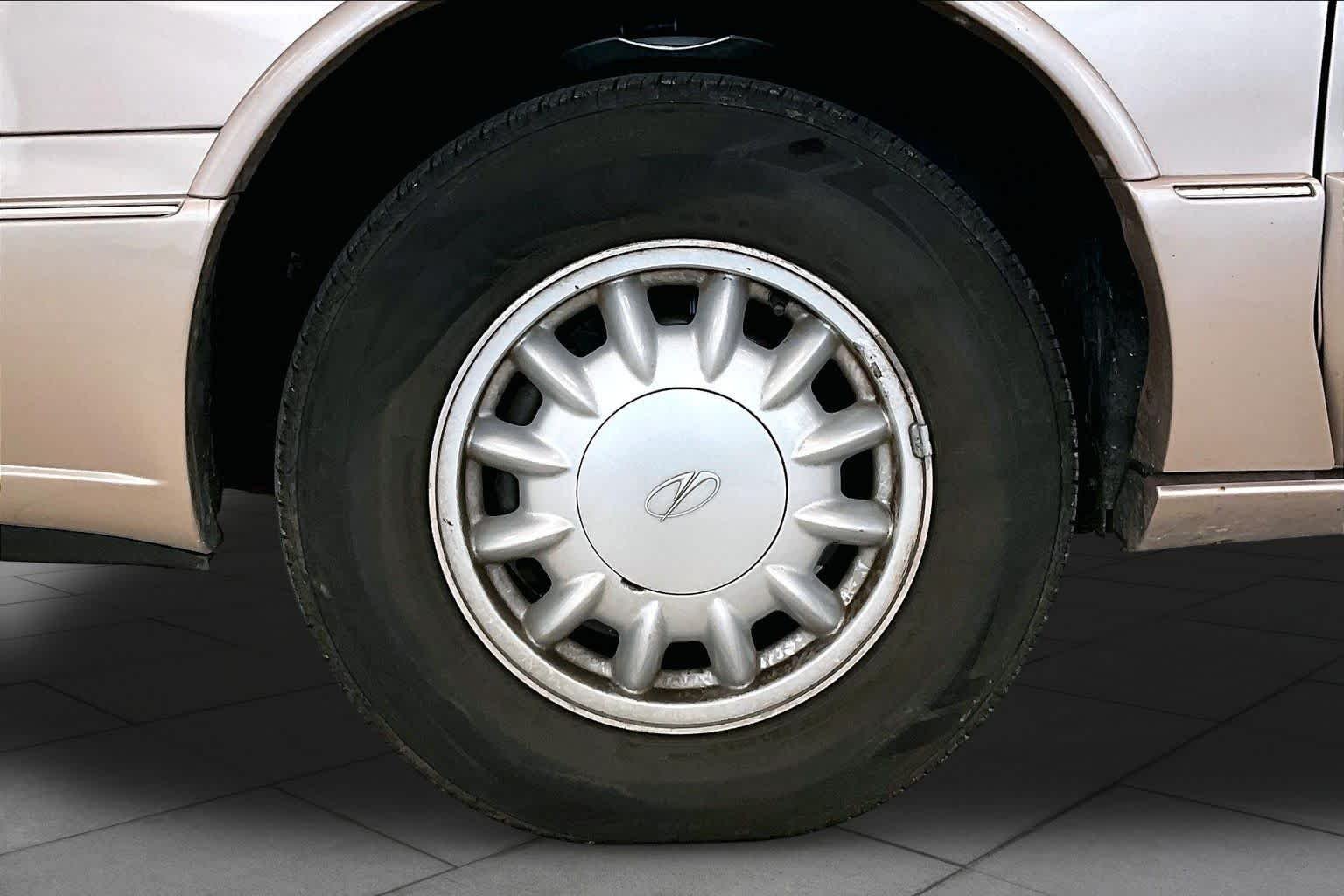 Used 1999 Champagne Oldsmobile  image 10