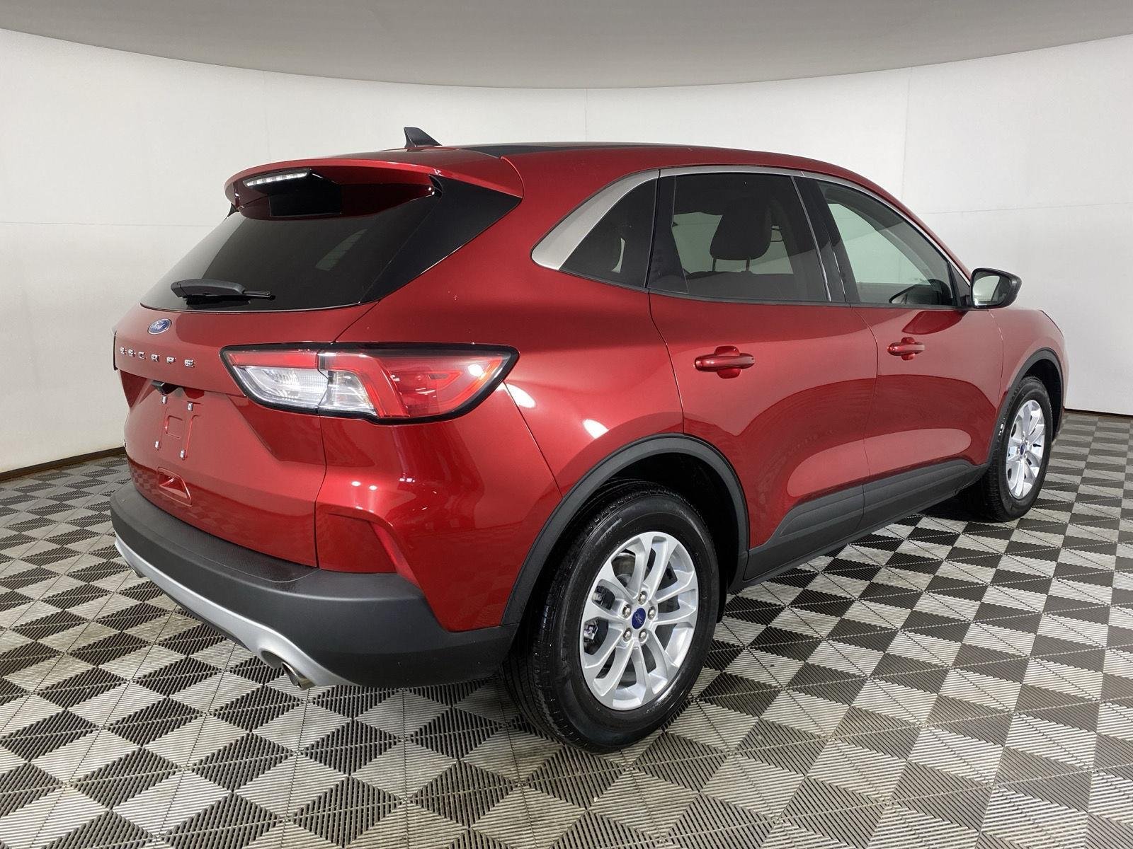 Used 2022 Rapid Red Metallic Tinted Clearcoat Ford SE image 22