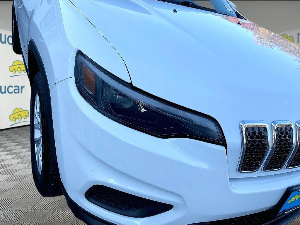Used 2021 White Jeep Latitude image 30