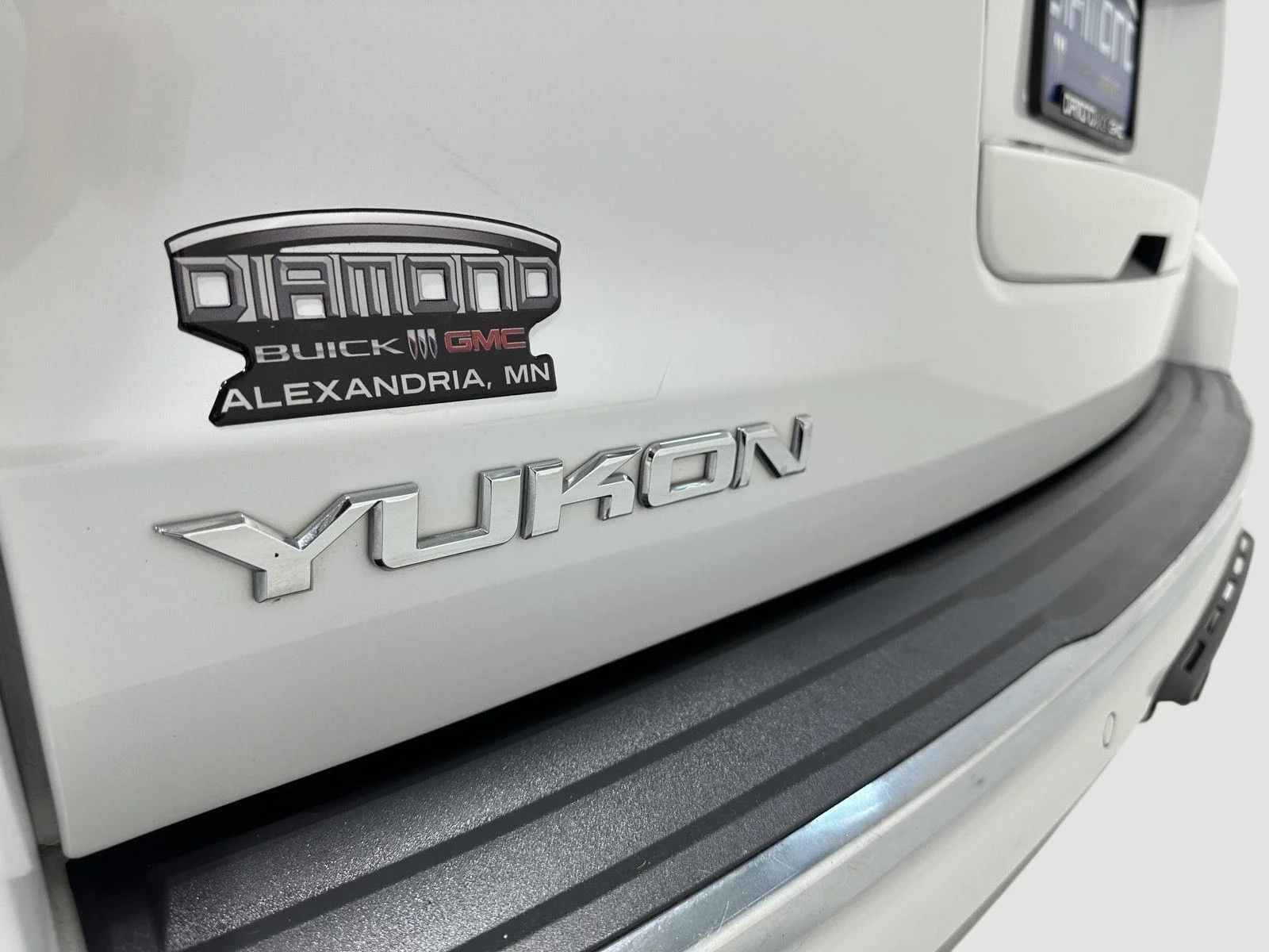 Used 2016 WHITE FROST TRICOAT GMC Denali image 31