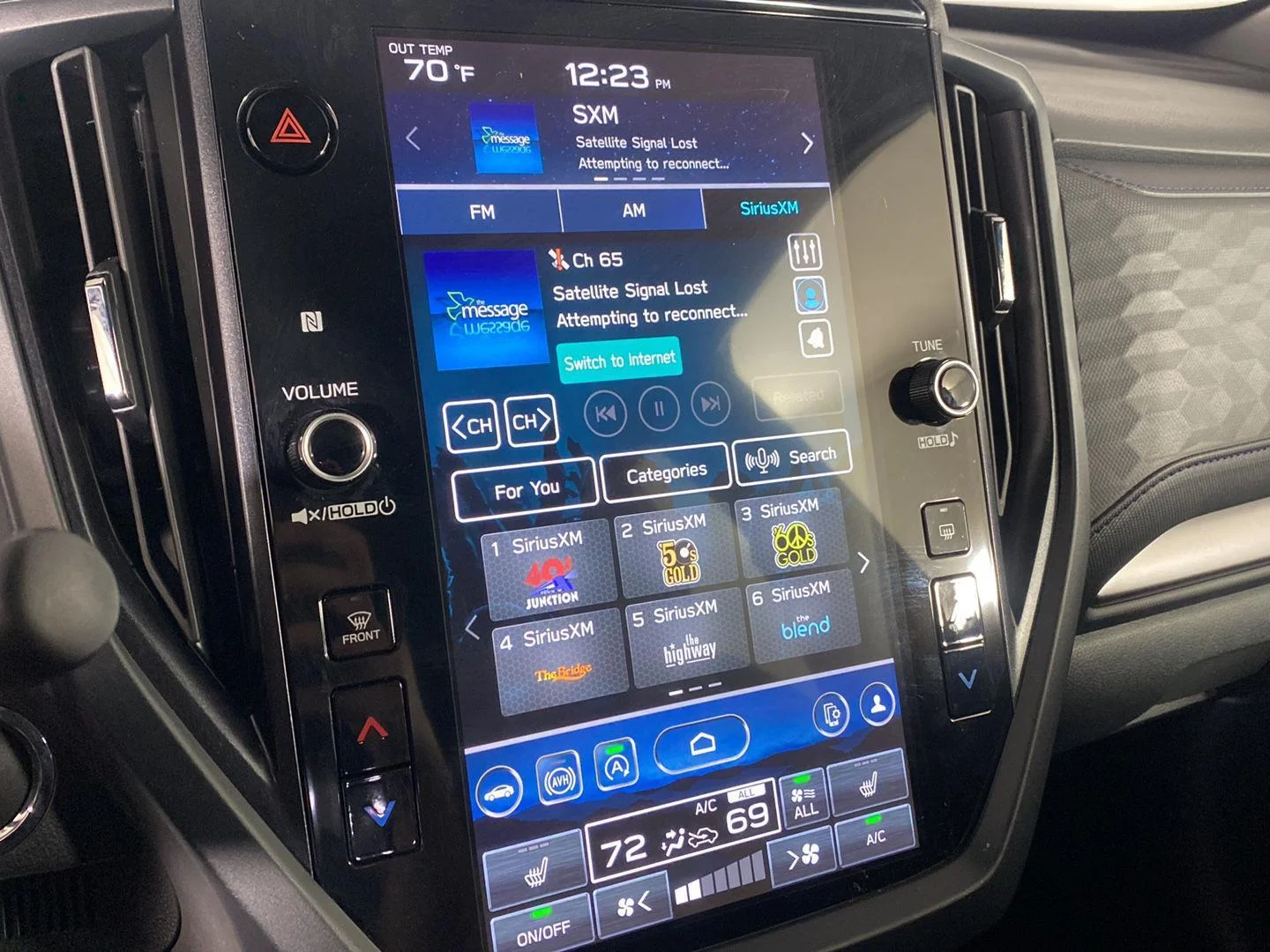 Used 2025 River Rock Pearl Subaru Premium image 17