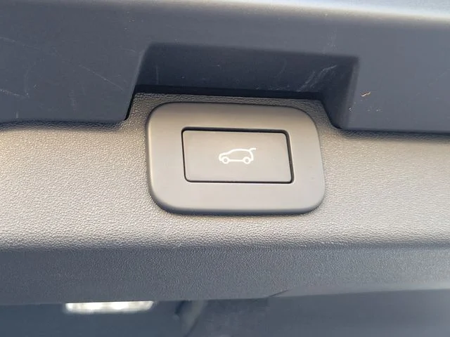 Certified Used 2025 White Land Rover Dynamic SE image 27