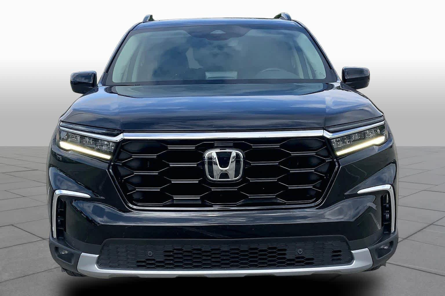Used 2023 Crystal Black Pearl Honda Touring image 4
