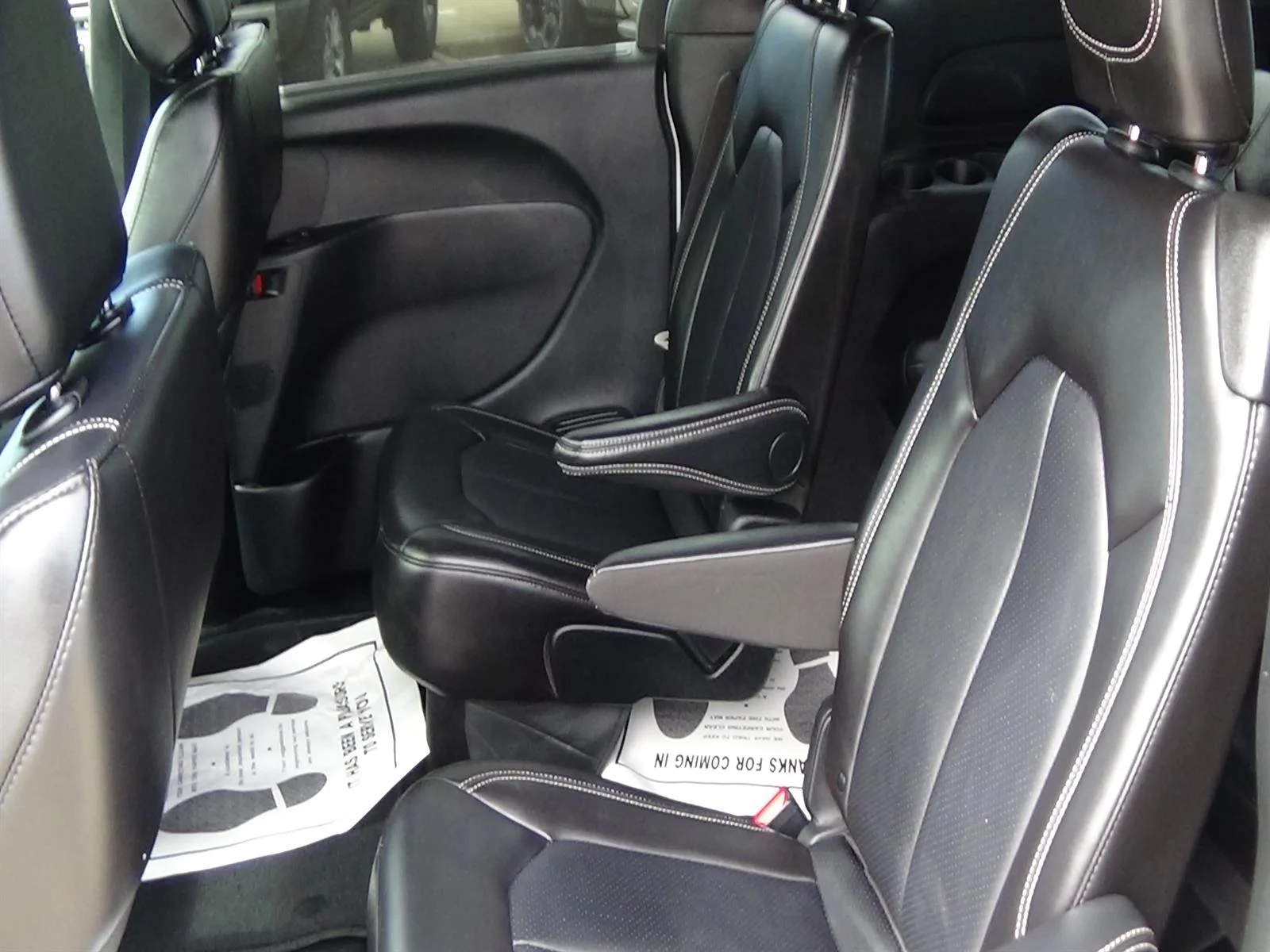 Used 2025 Bright White Clear Coat Chrysler Select image 12