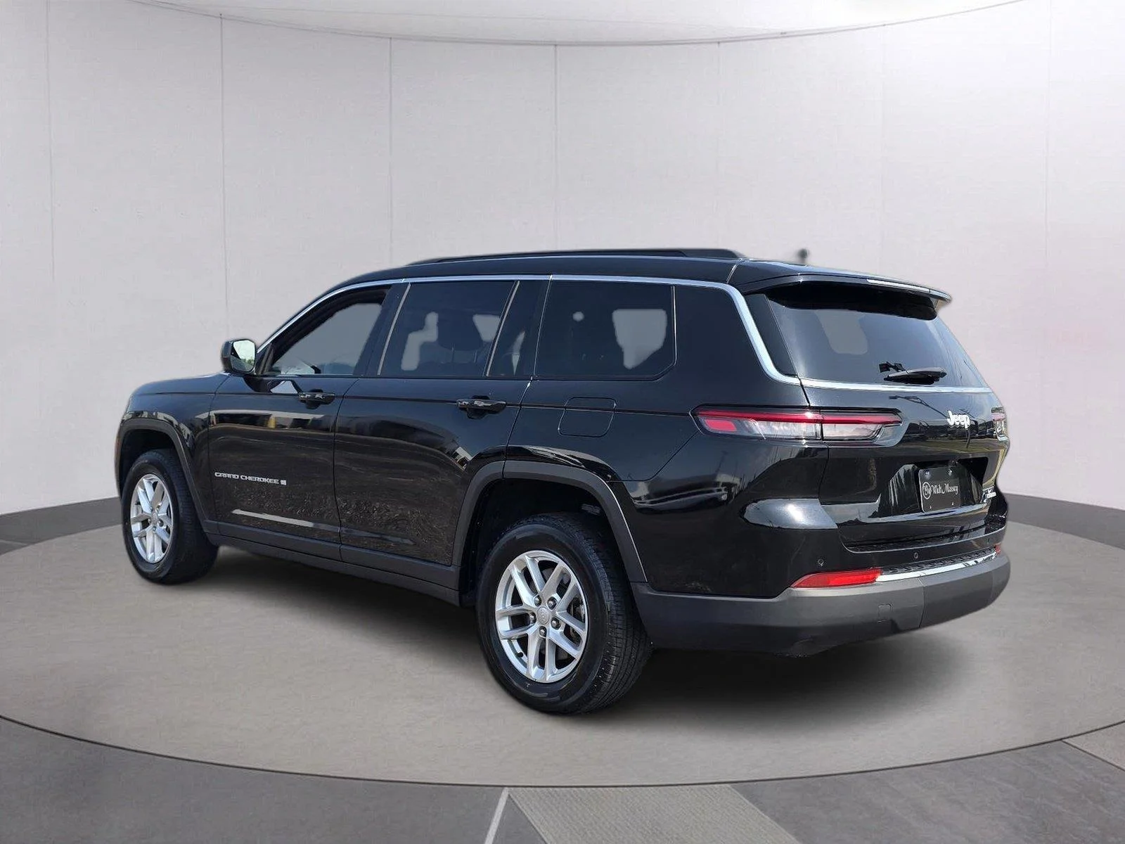 Used 2024 Diamond Black Crystal Pearlcoat Jeep Laredo image 7