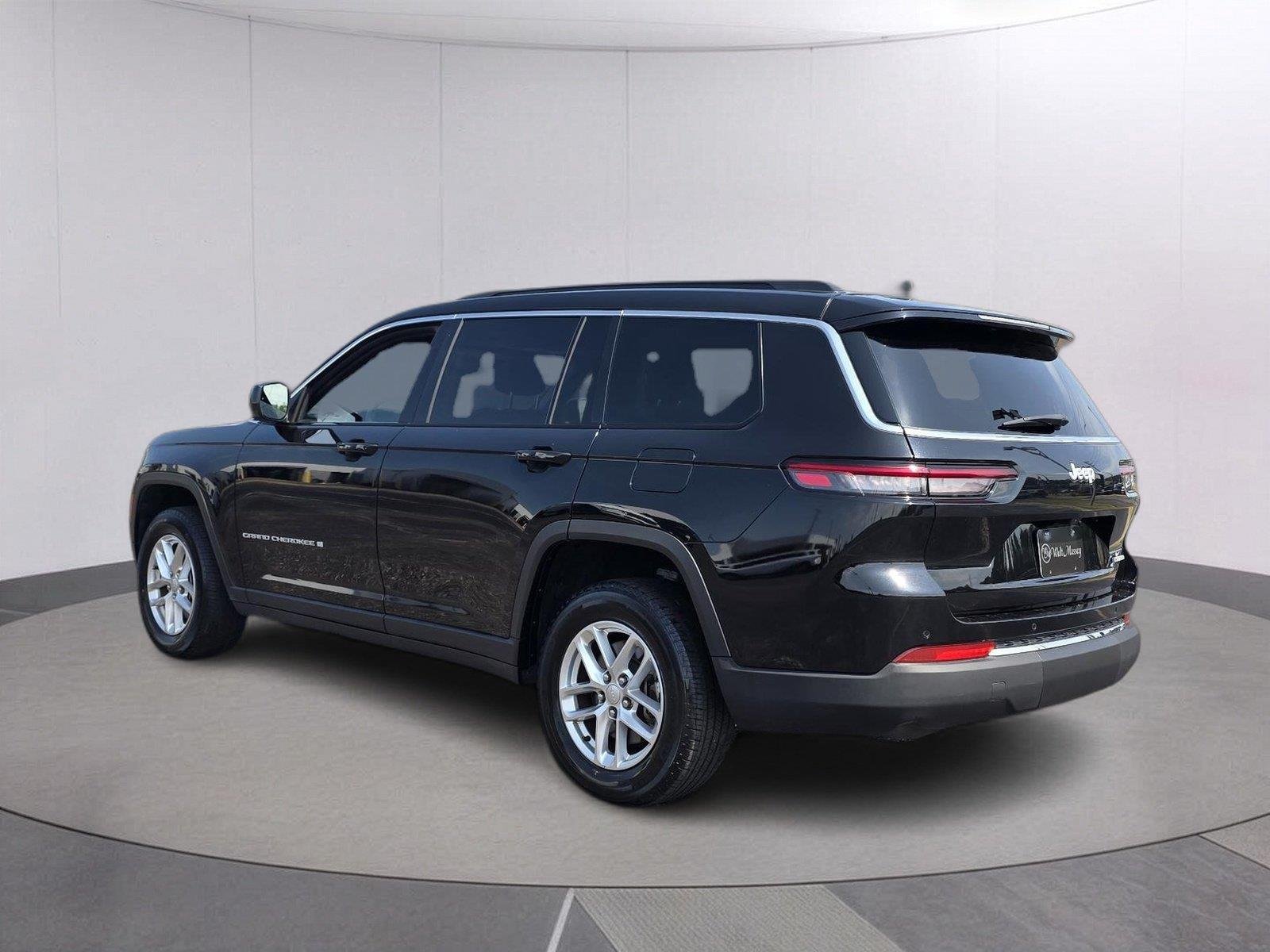 Used 2024 Diamond Black Crystal Pearlcoat Jeep Laredo image 7