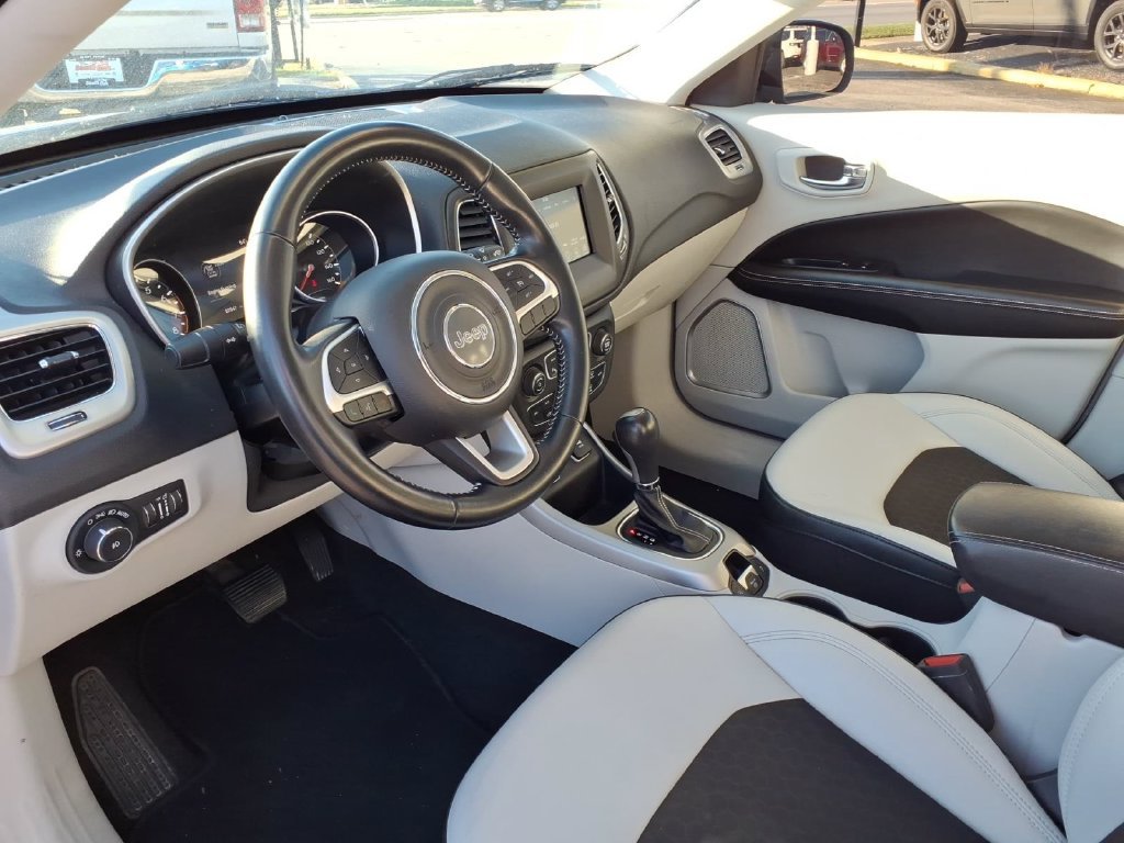 Used 2020 Blue Jeep Latitude image 9