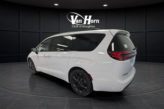 New 2026 Bright White Clear-Coat Exterior Paint Chrysler Limited image 3