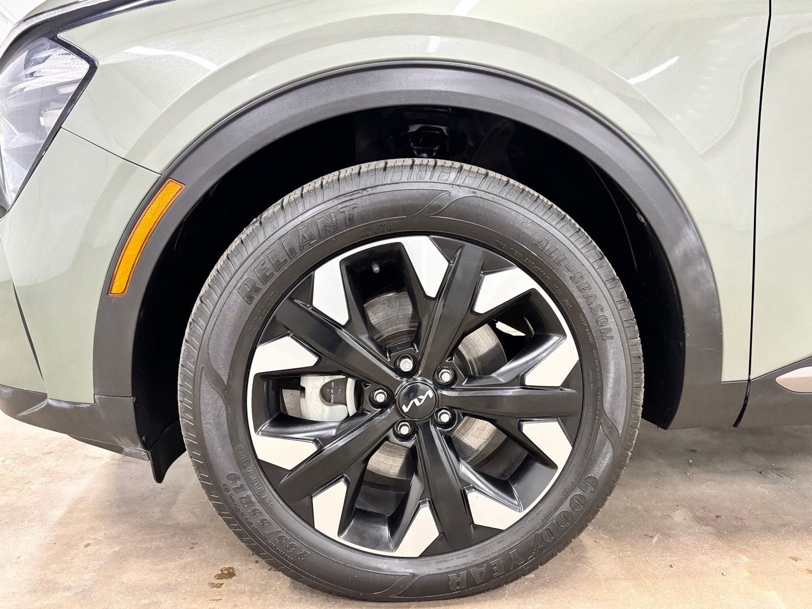 Used 2023 Green Kia X-Line image 10