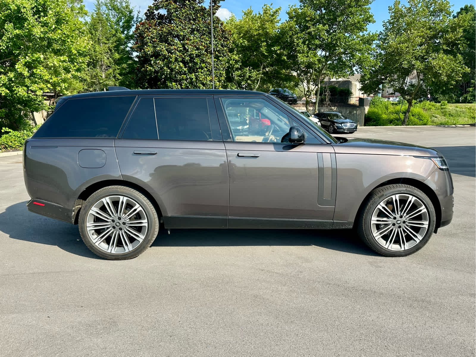 Used 2025 Charente Grey Premium Metallic Land Rover SE image 4