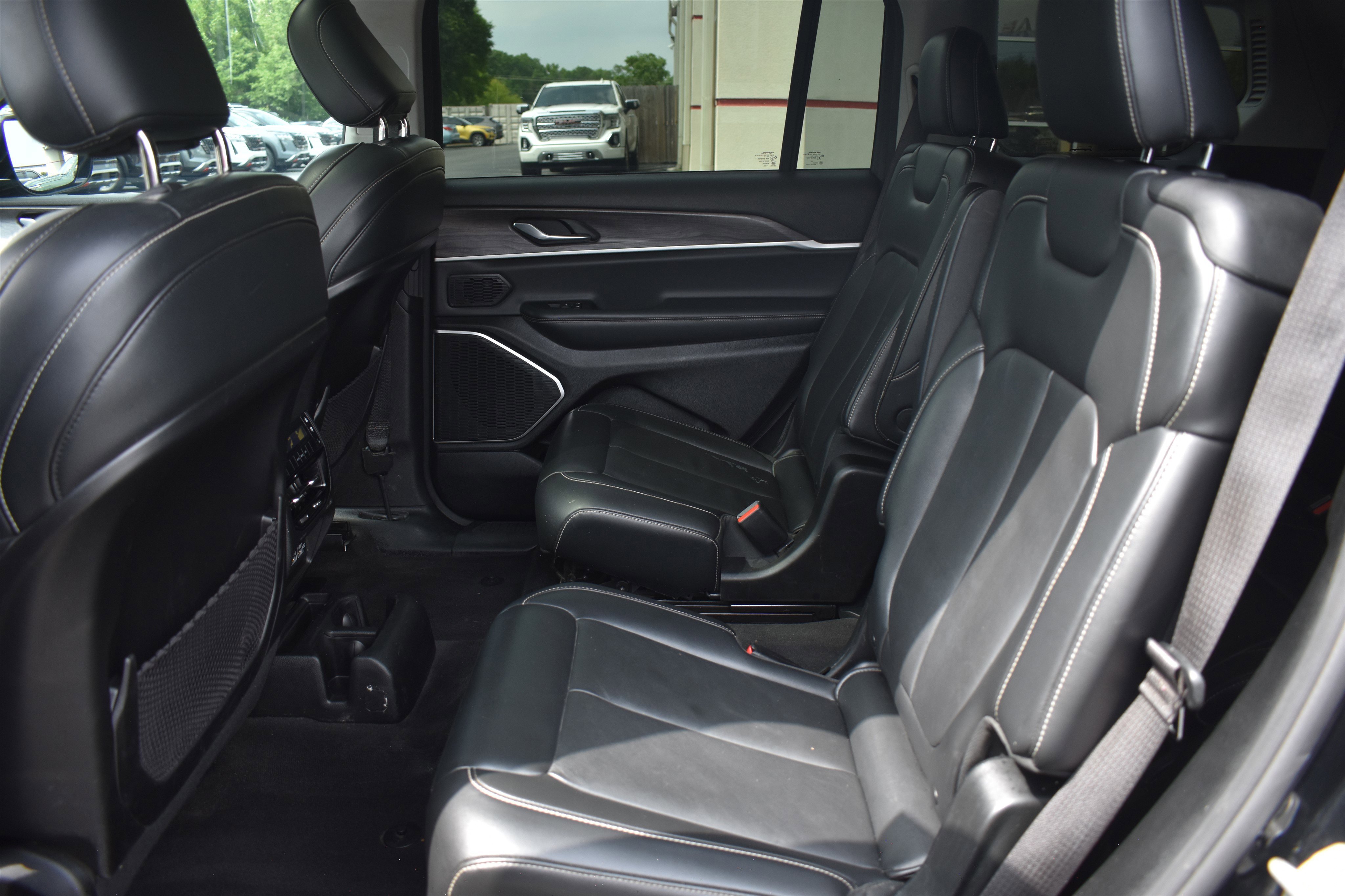 Used 2021 Diamond Black Crystal Pearlcoat Jeep Limited image 17