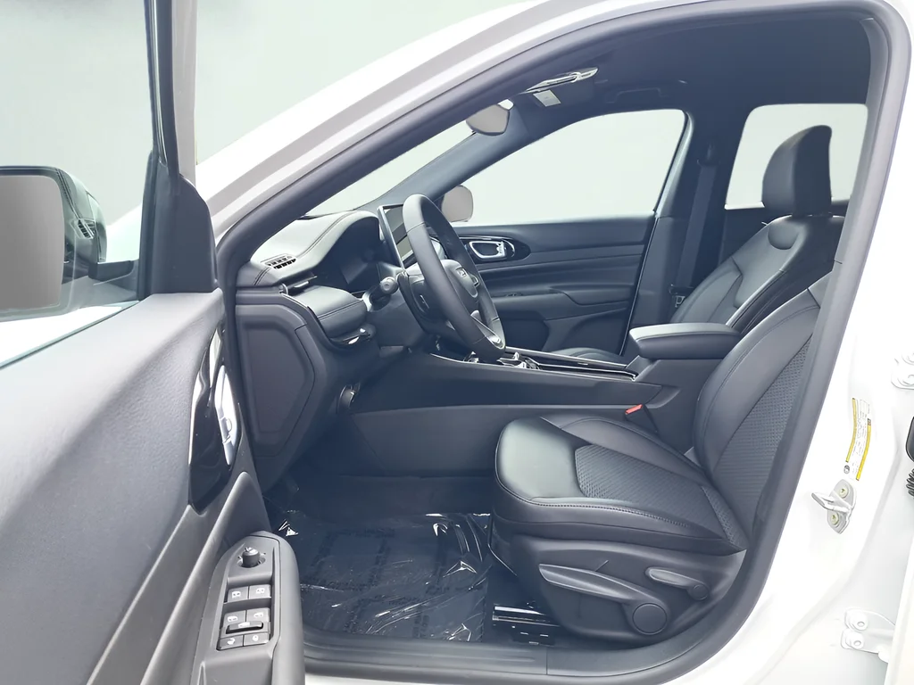 New 2026 Bright White Clear-Coat Exterior Paint Jeep Latitude image 10