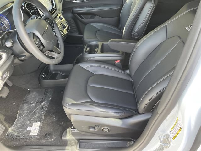 New 2026 Bright White Clear-Coat Exterior Paint Chrysler Select image 13