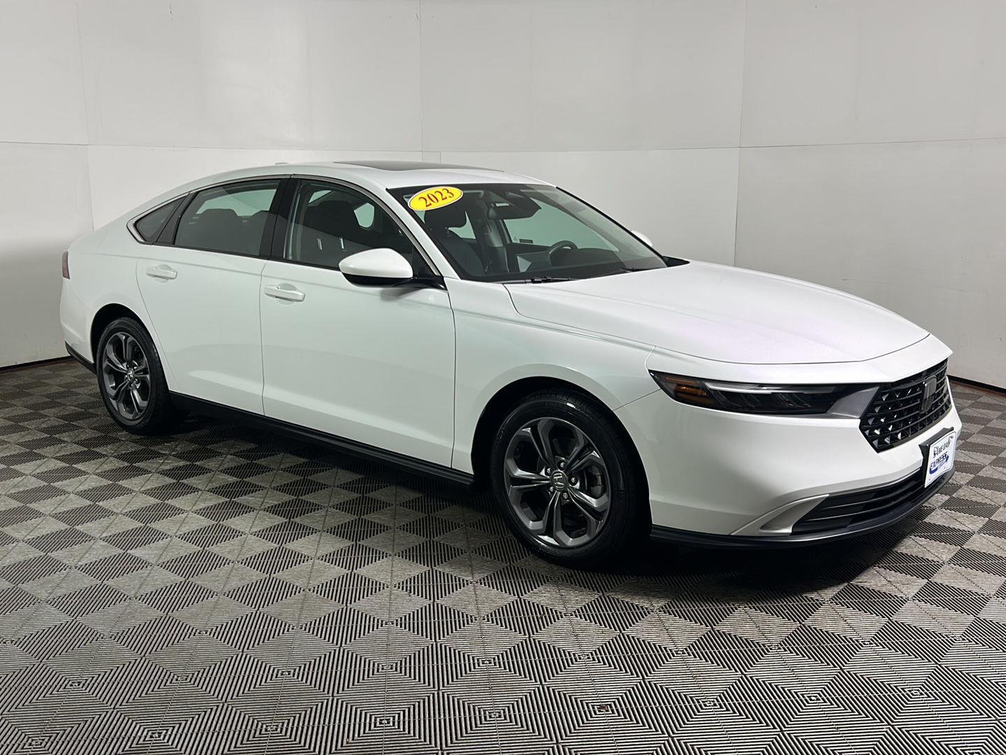 Used 2023 Platinum White Pearl Honda EX image 5